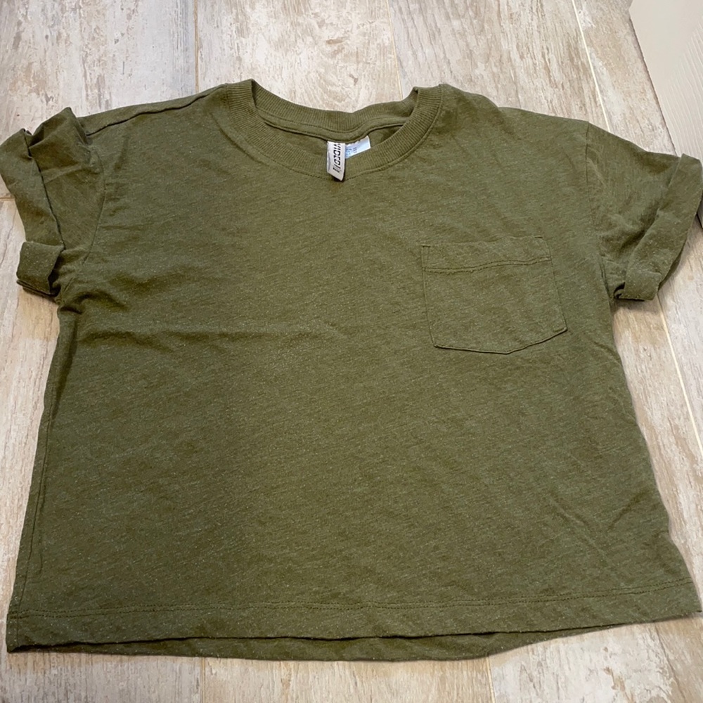 h&m green cropped pocket tee
